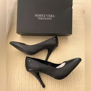 Woman’s NWB Simply Vera Wang 8.5 Black High Heels